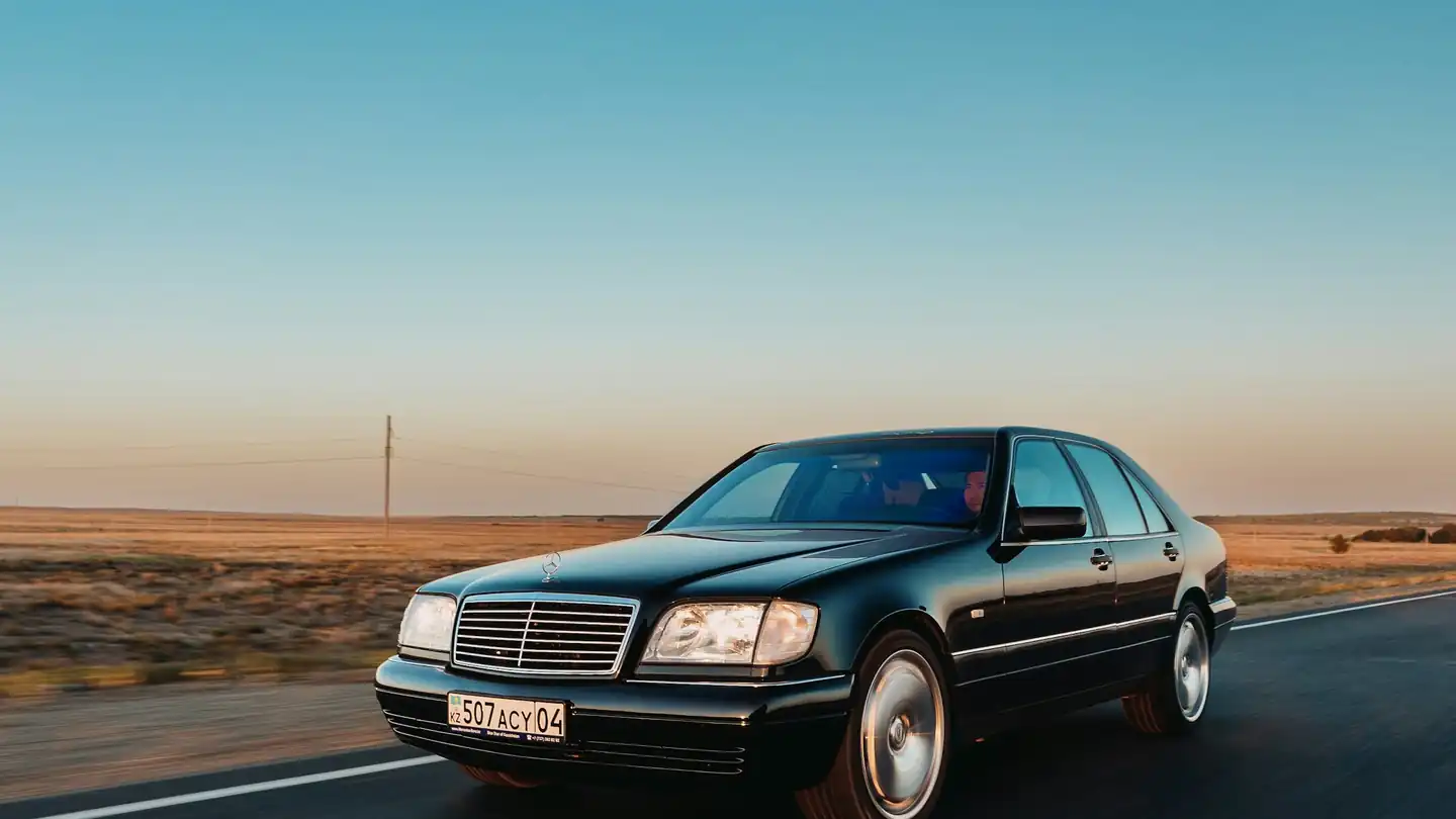 Автомобиль на трассе — иллюстрация аренды авто