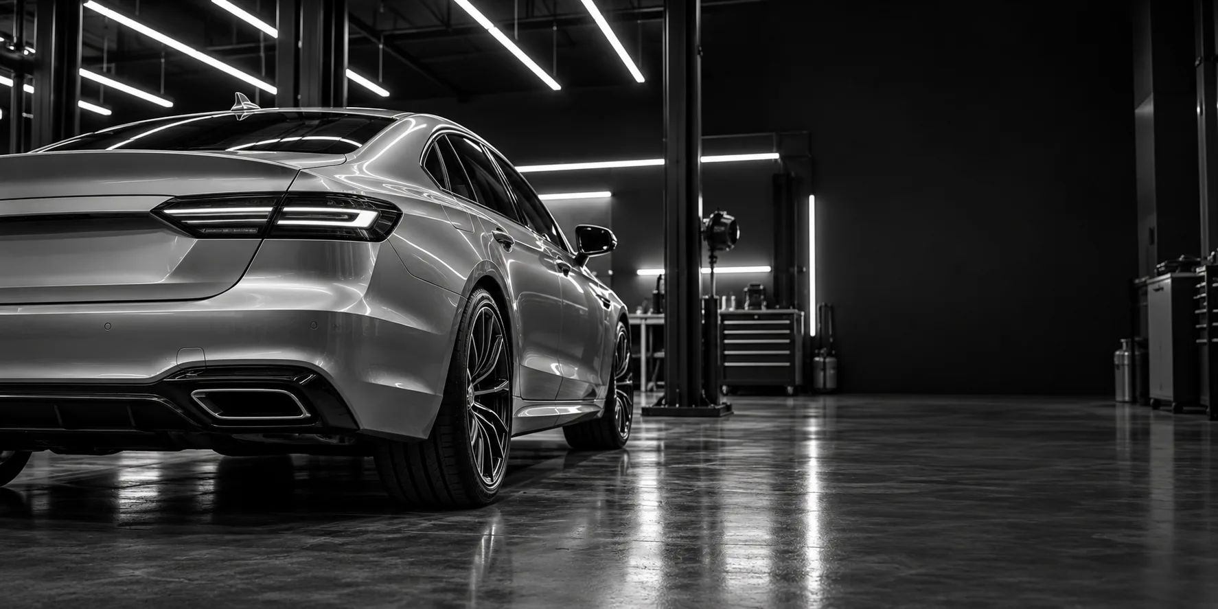 AI-концепт автомобиля в тёмной студии